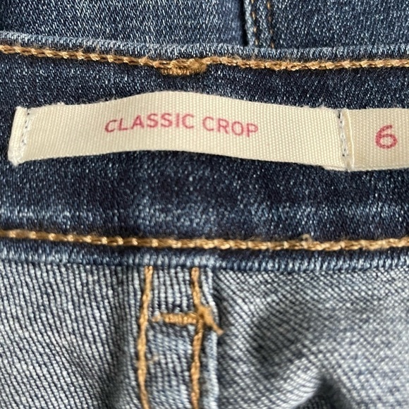 Womens Levi’s medium wash. Medium rise. Cropped. Size 6. Excellent condition. - Picture 4 of 9